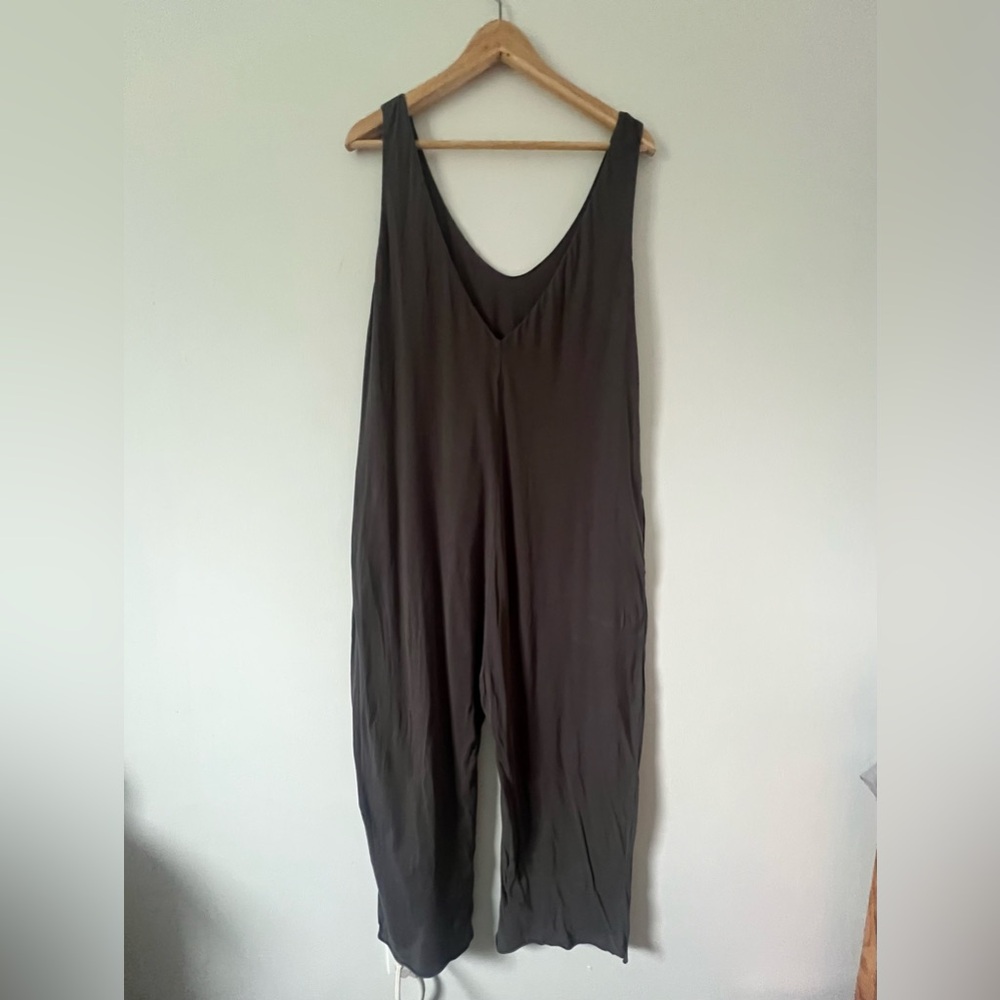 Lunya 100% Organic Pima Cotton Double V Jumpsuit Gray Medium Lightweight Capri - Picture 4 of 7
